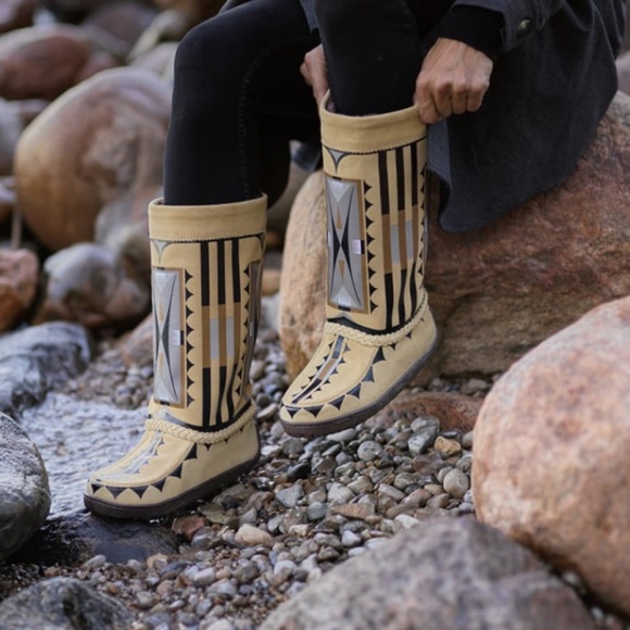 Manitobah Mukluks x Jamie Okuma 2021 Artist Series Tamarack Tan Limited Edition - Picture 1 of 11